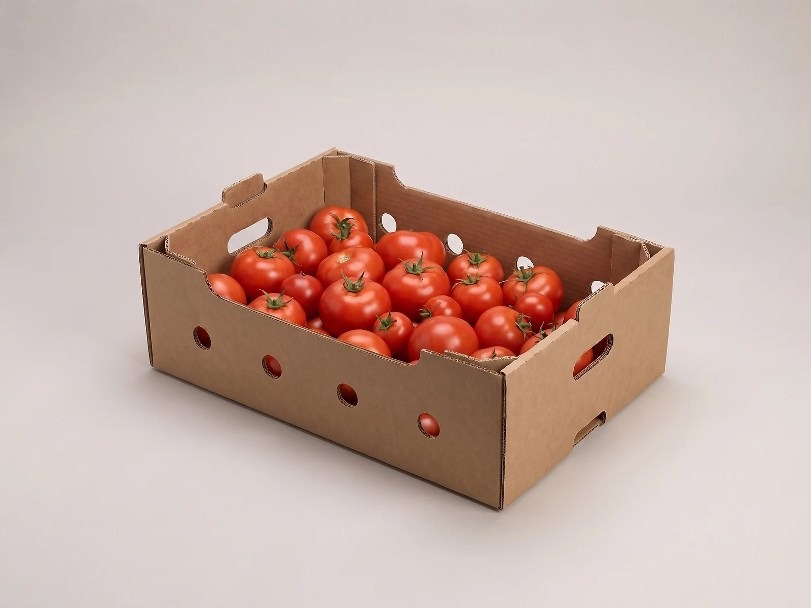 Caja agrícola de cartón con fruta recién cosechada