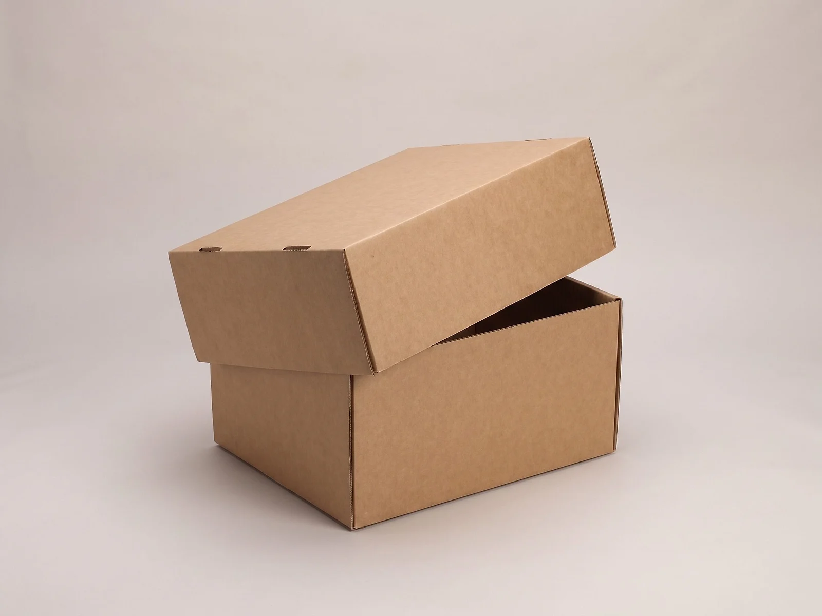 Caja de cartón con tapa: el fondo y la tapa kraft por separado