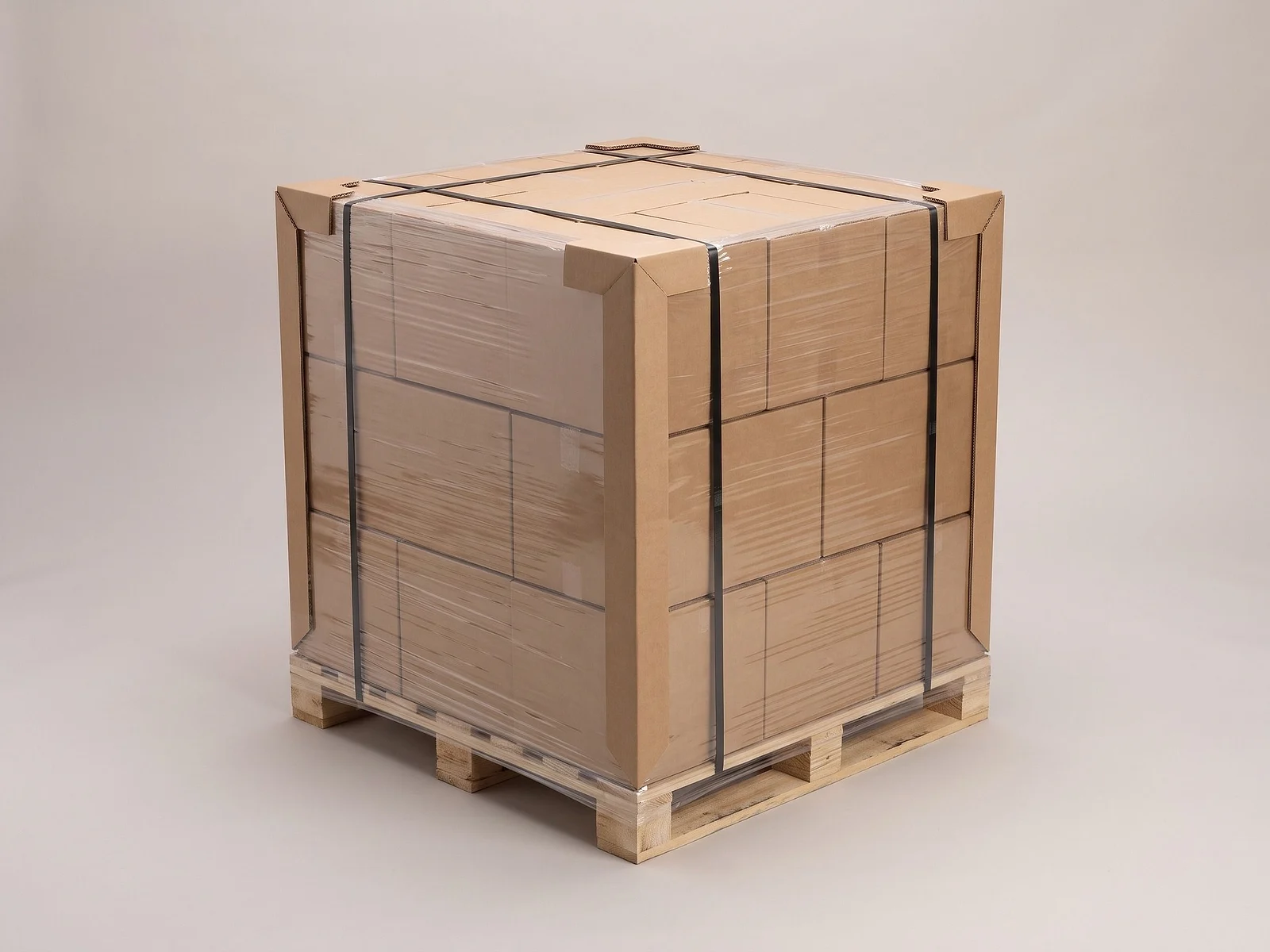 Cajas de cartón para exportación en tarima, flejadas y envueltas en playo