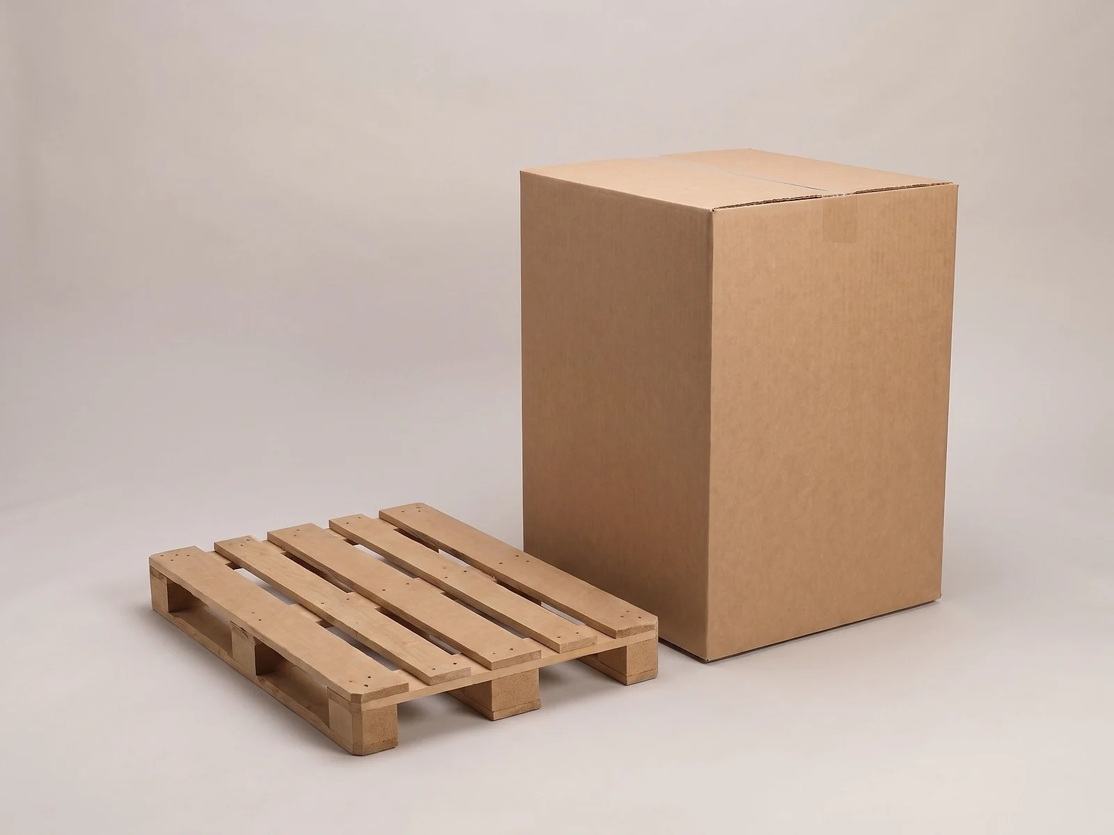 Caja de cartón grande para una pieza voluminosa, junto a una tarima