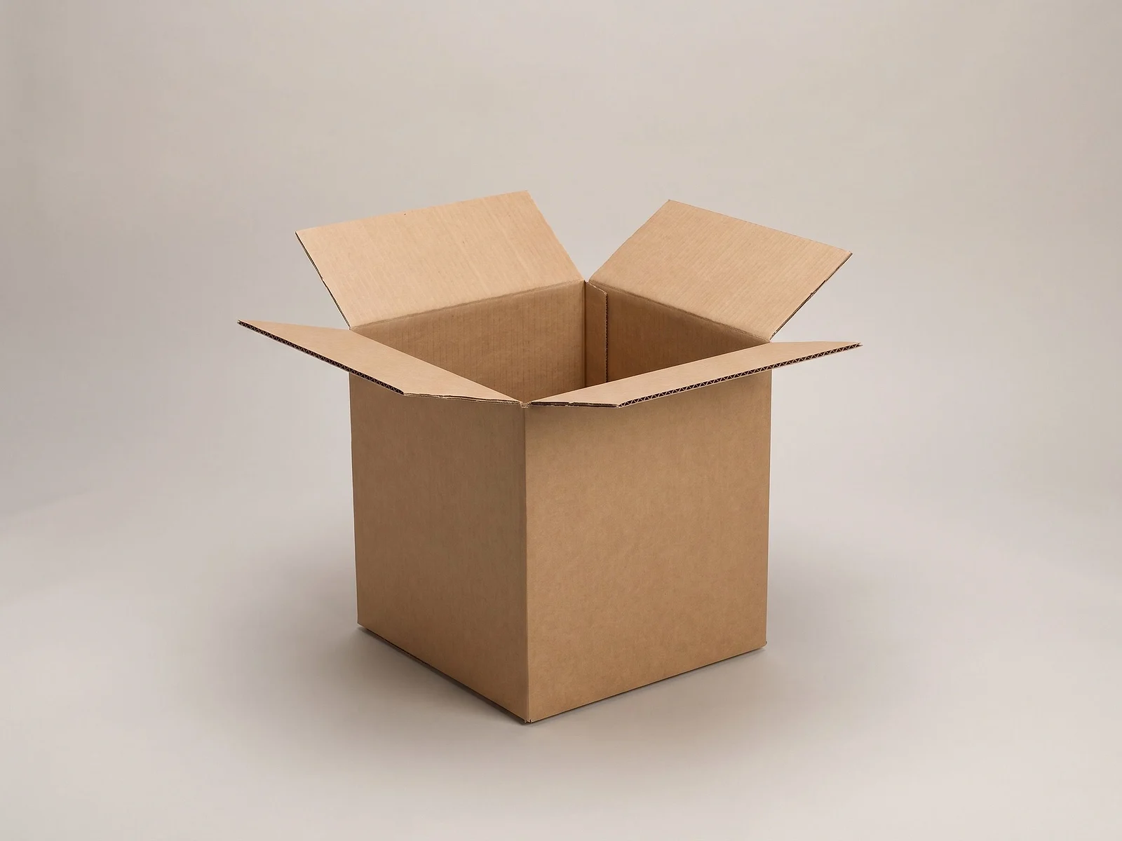 Caja de cartón regular ranurada kraft con sus solapas abiertas